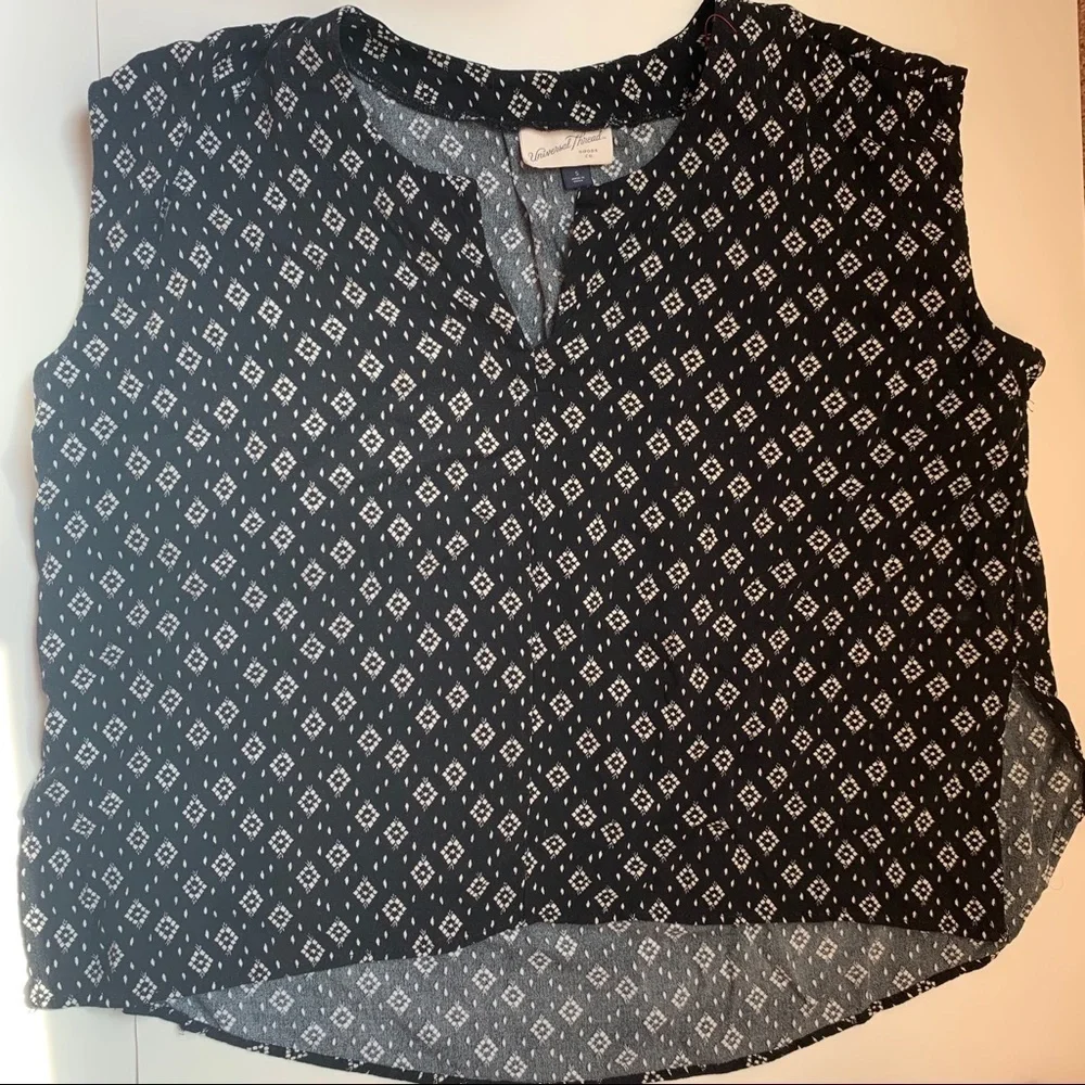 Universal Thread - sleeveless top black & white - Picture 4 of 6